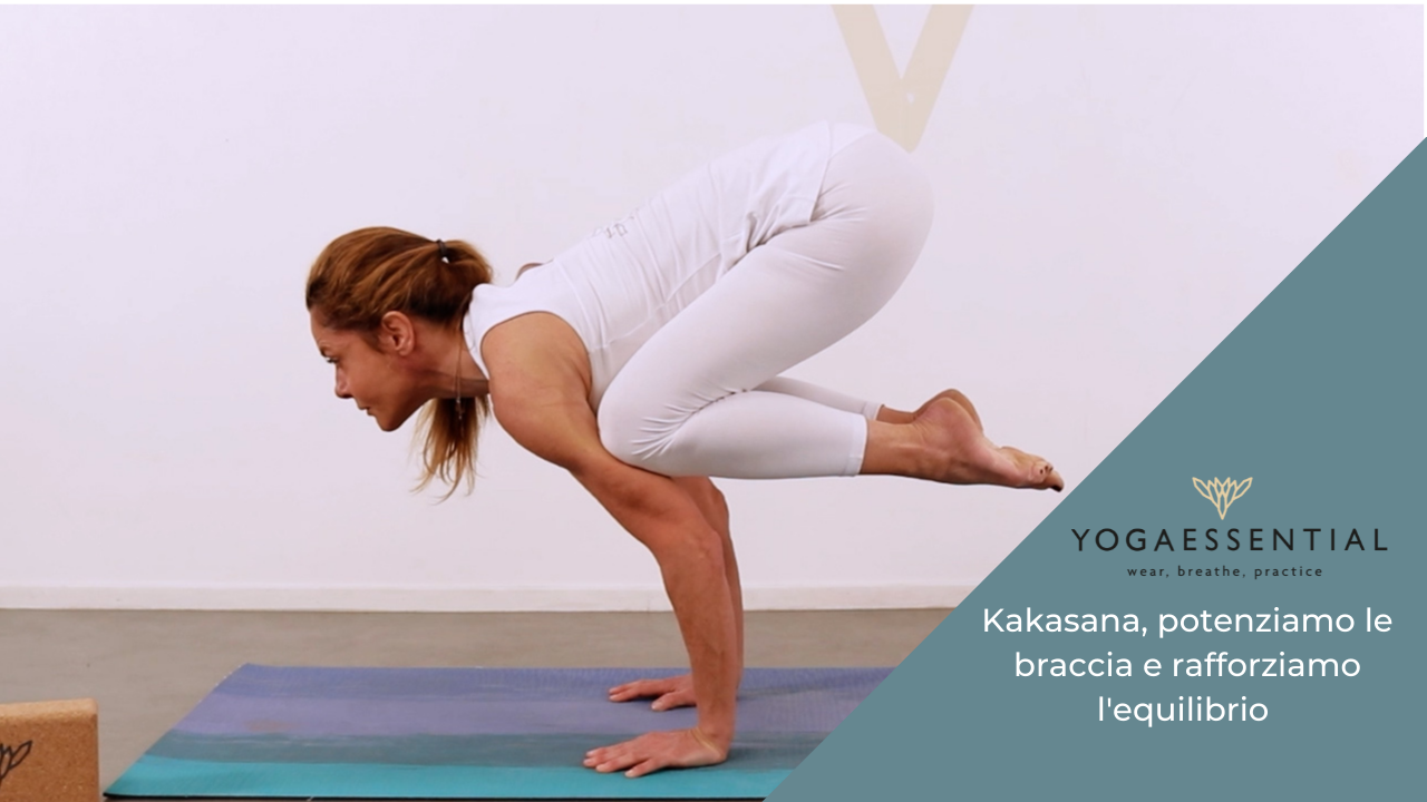 KAKASANA: POTENZIAMO LE BRACCIA E RAFFORZIAMO L’EQUILIBRIO NELLA POSIZIONE DEL CORVO